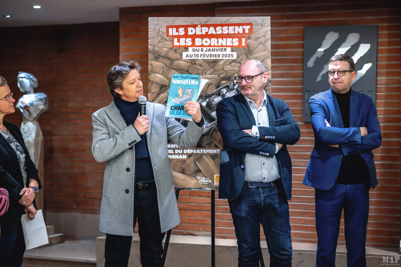 EXPOSITION ILS DEPASSENT LES BORNES CHARLIE HEBDO CLUB PRESSE DEPARTEMENT PO-05-2025-01-07